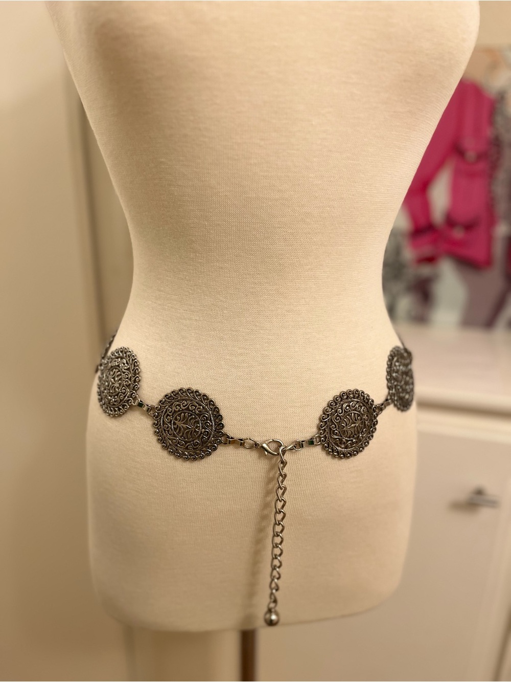 Vintage-Style Silver Filigree Concho-Inspired Medallion Chain Belt — Size M